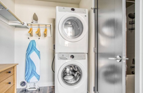 Golden Triangle Apartamento | Roomy Golden Triangle 1BR w/ Pool, Gym & W/D, next to Park, by Blueground