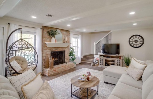 Houston Casa | Roomy Houston Rental with Home Office and Private Pool