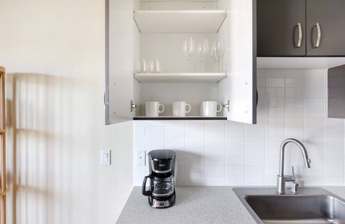 Downtown Apartamento | Roomy Redmond 1BR w/ Gym, W/D & Courtyard, near buses, by Blueground