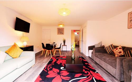 Telford Casa | Roomy Spark Home with Parking, Garden, Wi-Fi
