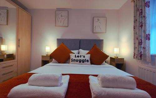 Telford Casa | Roomy Spark Home with Parking, Garden, Wi-Fi