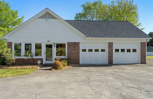 McMinn County Casa | Charming 3-bedroom house in delightful Athens with WiFi, AC