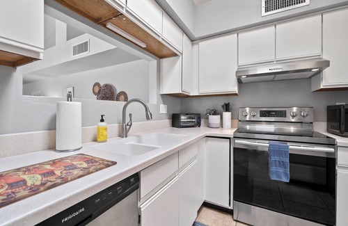 Casas Adobes Casa | Roomy Townhouse w/ Private & Fenced Backyard and Cozy Patio, Dog-Friendly!