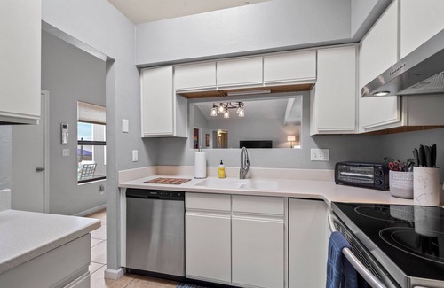 Casas Adobes Casa | Roomy Townhouse w/ Private & Fenced Backyard and Cozy Patio, Dog-Friendly!