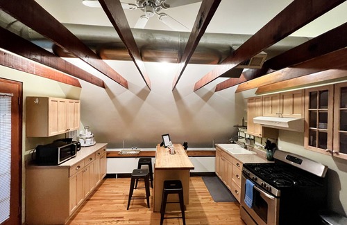Wrigleyville Apartamento | Root! Root! Root! For the Home Team in this Modern Studio