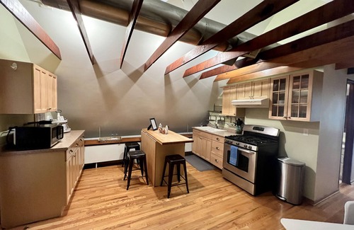 Wrigleyville Apartamento | Root! Root! Root! For the Home Team in this Modern Studio