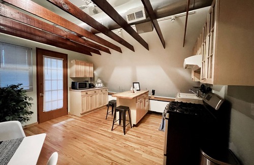Wrigleyville Apartamento | Root! Root! Root! For the Home Team in this Modern Studio