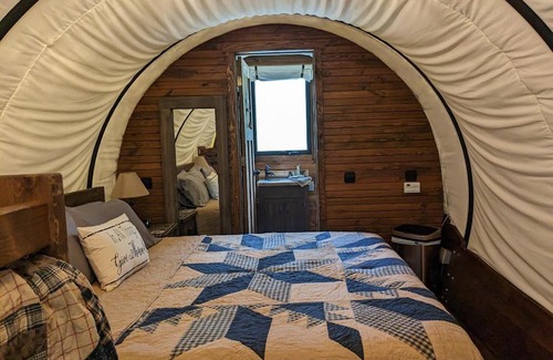Putnam Hall Otro | Rooterville Animal Sanctuary Luxury Glamping
