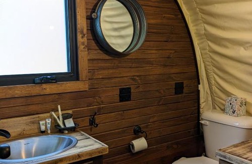 Putnam Hall Otro | Rooterville Animal Sanctuary Luxury Glamping