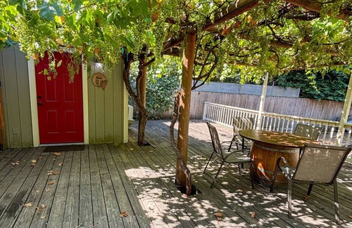 Kerby Condominio | Rosé Room at Kerbyville Inn