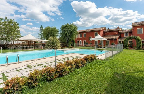 Montecarlo Apartamento | Habitación 'Rosa Bianca' con piscina compartida, Wi-Fi y aire acondicionado