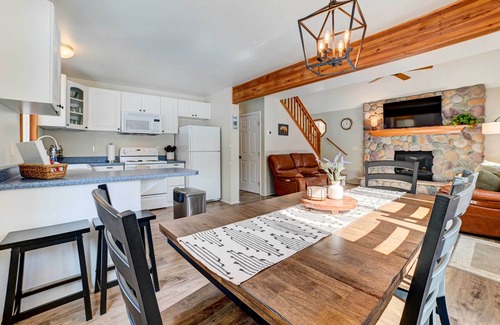 Higgins Lake Cabina | Roscommon Retreat w/ Deck ~ 1 Mile to Higgins Lake