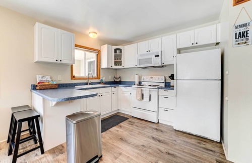 Higgins Lake Cabina | Roscommon Retreat w/ Deck ~ 1 Mile to Higgins Lake