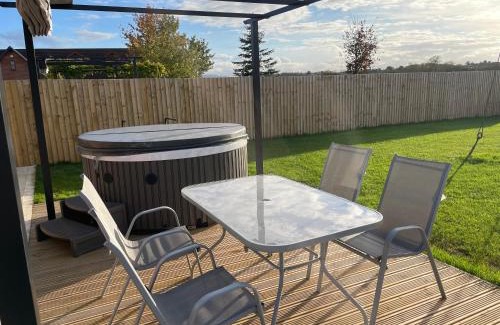 Evesham Casa | Rose barn hot tub holidays in the Cotswolds