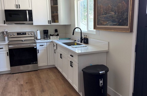 North Central Casa | Rose Bowl Bungalow. Cozy 2BR Retreat w/Patio, BBQ & Near Rose Bowl