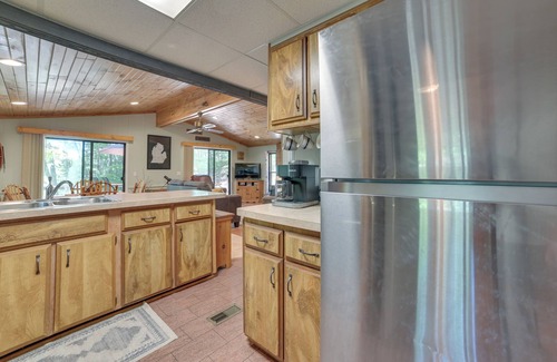 Rose City Cabina | Rose City Cabin w/ Fire Pit & Lake Access