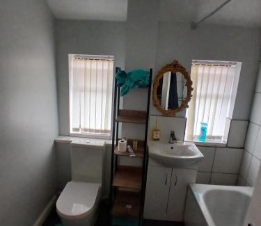 Walsall Casa | Rose Cottage-4 BED HOUSE FOR CONTRACTORS & FAMILIES Close to M6, J10-NO PARTIES ALLOWED