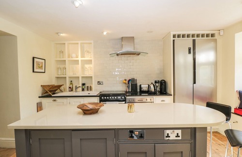 Corsham Cabaña | ROSE COTTAGE, family friendly, character holiday cottage in Corsham