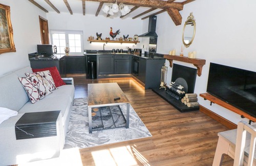 Skegby Cabaña | ROSE COTTAGE, romantic, with hot tub in Kirkby-In-Ashfield