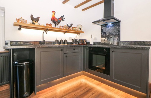 Skegby Cabaña | ROSE COTTAGE, romantic, with hot tub in Kirkby-In-Ashfield