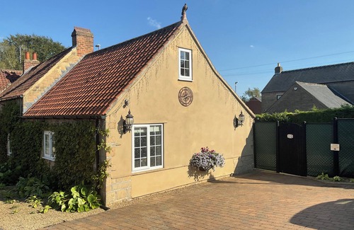 Skegby Cabaña | ROSE COTTAGE, romantic, with hot tub in Kirkby-In-Ashfield