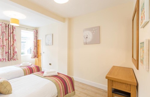 Blairgowrie Casa | Rose Cottage with Hot Tub