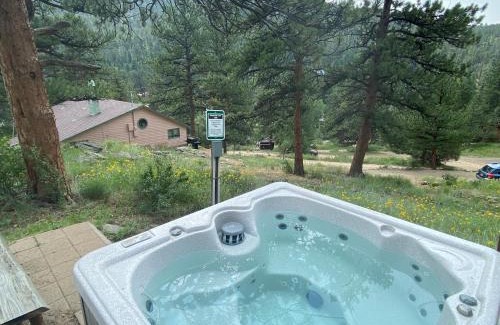 Estes Park Casa | Rose Den - Romantic Mountain Cabin with Views!