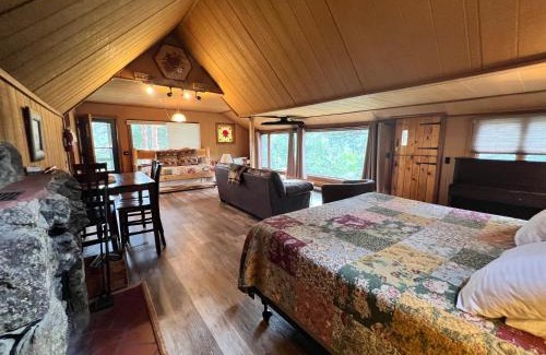Estes Park Casa | Rose Den - Romantic Mountain Cabin with Views!