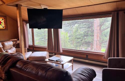 Estes Park Casa | Rose Den - Romantic Mountain Cabin with Views!