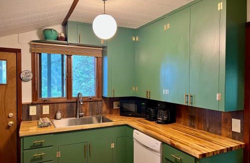 Estes Park Casa | Rose Den - Romantic Mountain Cabin with Views!