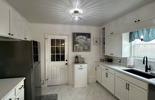 Broken Arrow Casa | Rose District Charming 3-bedroom house in Broken Arrow with fast wifi