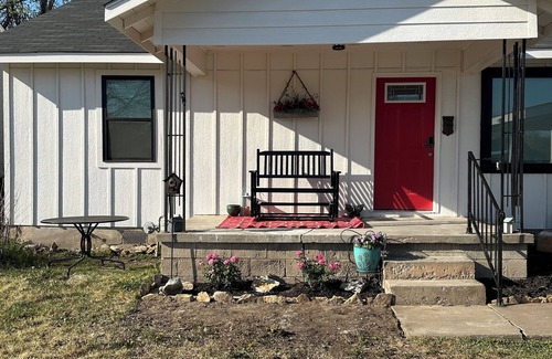 Broken Arrow Casa | Rose District Charming 3-bedroom house in Broken Arrow with fast wifi