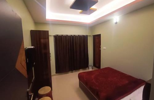 West Mere Cama Y Desayuno | Rose Garden Enclave for Families & Executives