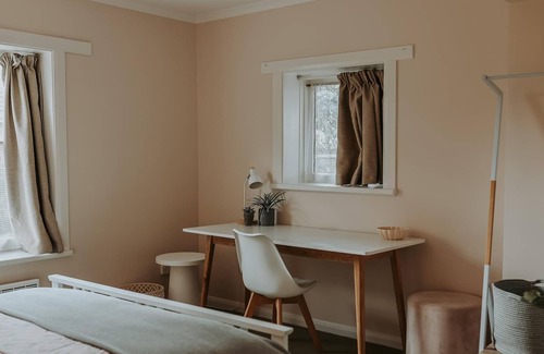 East Launceston Casa | Rose Gold Hideaway (ITAS) - Charming 2-Bedroom Retreat at 1A Beulah Gardens