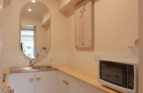 East Launceston Casa | Rose Gold Hideaway (ITAS) - Charming 2-Bedroom Retreat at 1A Beulah Gardens
