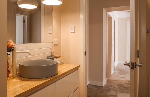 East Launceston Casa | Rose Gold Hideaway (ITAS) - Charming 2-Bedroom Retreat at 1A Beulah Gardens