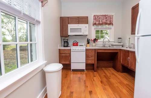 Geneva Casa | Rose Hill Cottage: "Cozy Finger Lakes Getaway Next to Historic Rose Hill Mansion!"