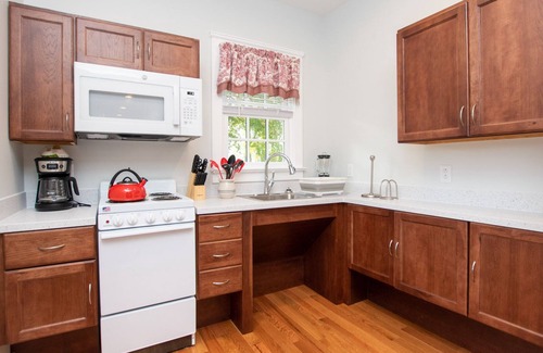 Geneva Casa | Rose Hill Cottage: "Cozy Finger Lakes Getaway Next to Historic Rose Hill Mansion!"