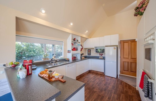 Akaroa Casa | Rose on the Bay - Akaroa Holiday Home