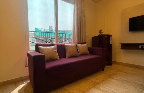 Tehri Hotel | Rose roce sky