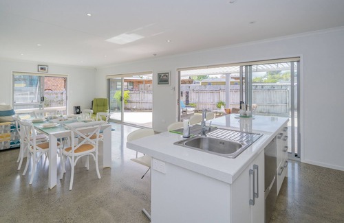 Matarangi Cabaña | Rose's Beach Pad - Matarangi Holiday Home