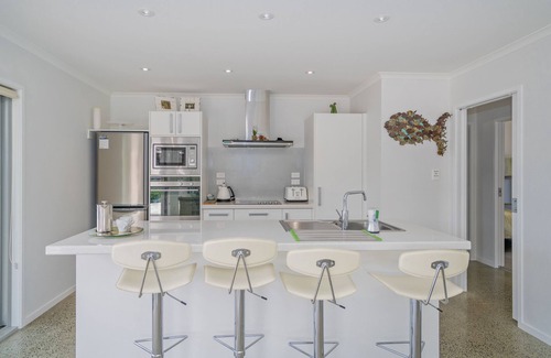 Matarangi Cabaña | Rose's Beach Pad - Matarangi Holiday Home