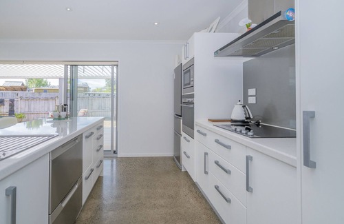 Matarangi Cabaña | Rose's Beach Pad - Matarangi Holiday Home