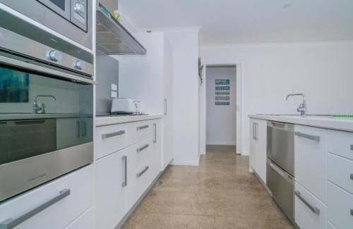 Matarangi Casa | Rose's Beach Pad - Matarangi Holiday Home