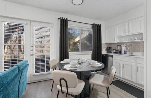 West Campus Apartamento | Rose Suite - Sleeps 6!| Convenient for ACL and F1