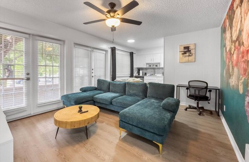 West Campus Apartamento | Rose Suite - Sleeps 6!| Convenient for ACL and F1
