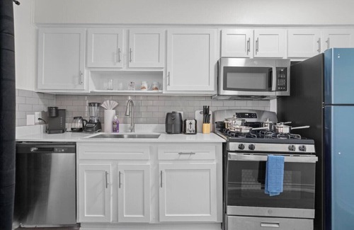 West Campus Apartamento | Rose Suite - Sleeps 6!| Convenient for ACL and F1