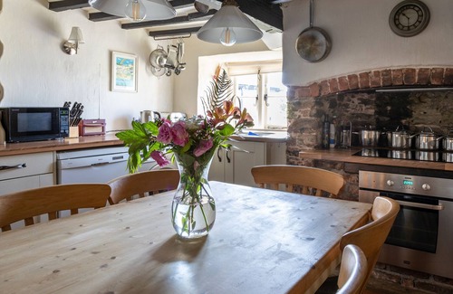 Malborough Cabaña | ROSE THATCH, romantic, character holiday cottage in Malborough