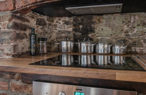 Malborough Cabaña | ROSE THATCH, romantic, character holiday cottage in Malborough