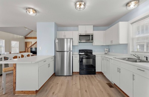 South Nags Head Casa | RoSea Retreat: Oceanside | Near Beach Access | Ocean and Sound Views